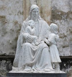 Sculpture of Jesus surrounded by children.