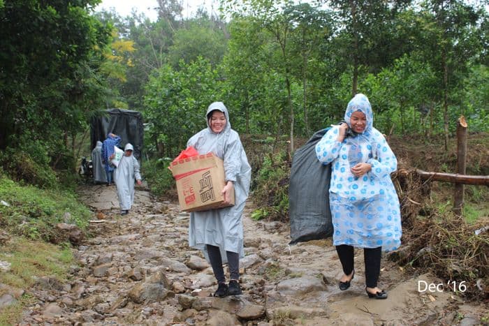 Volunteers carrying Food Parcels from truck to Riverbank