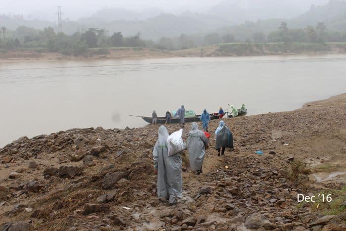 Volunteers carrying Food Parcels to boat